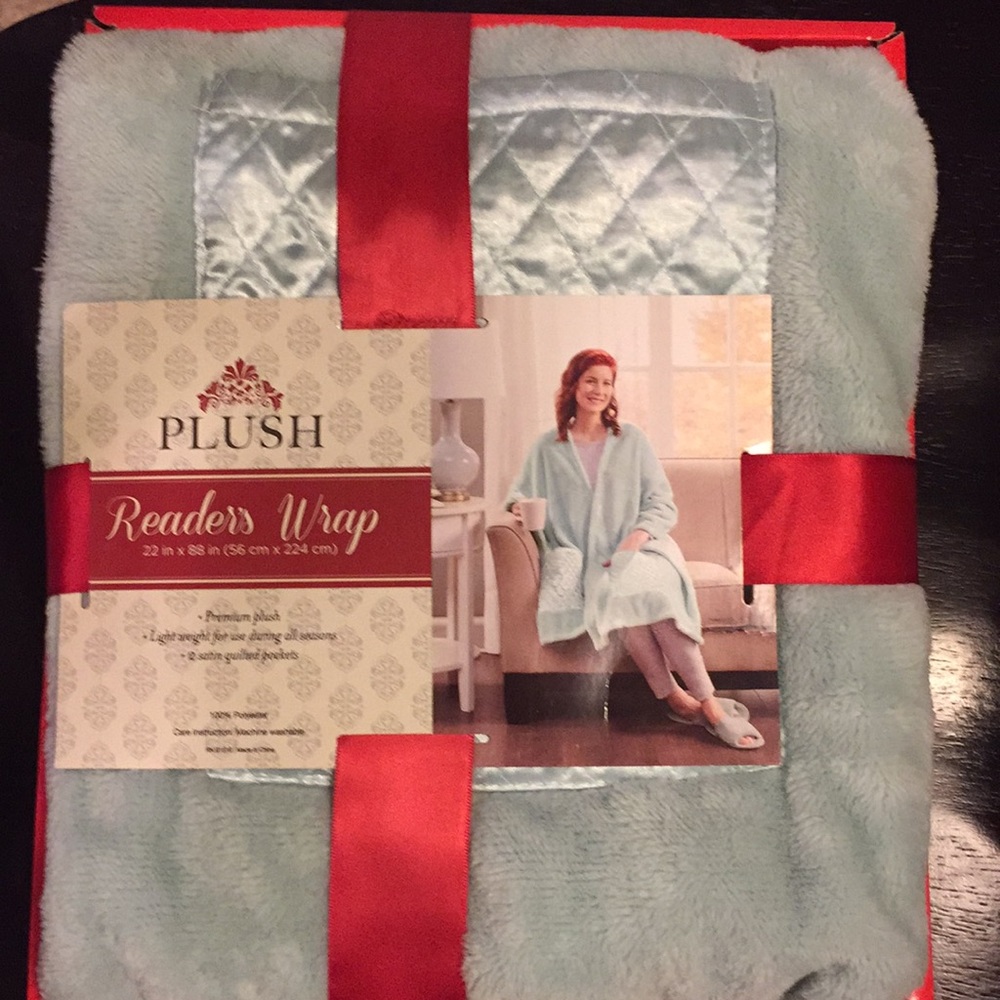 NWT Plush Reader’s Wrap